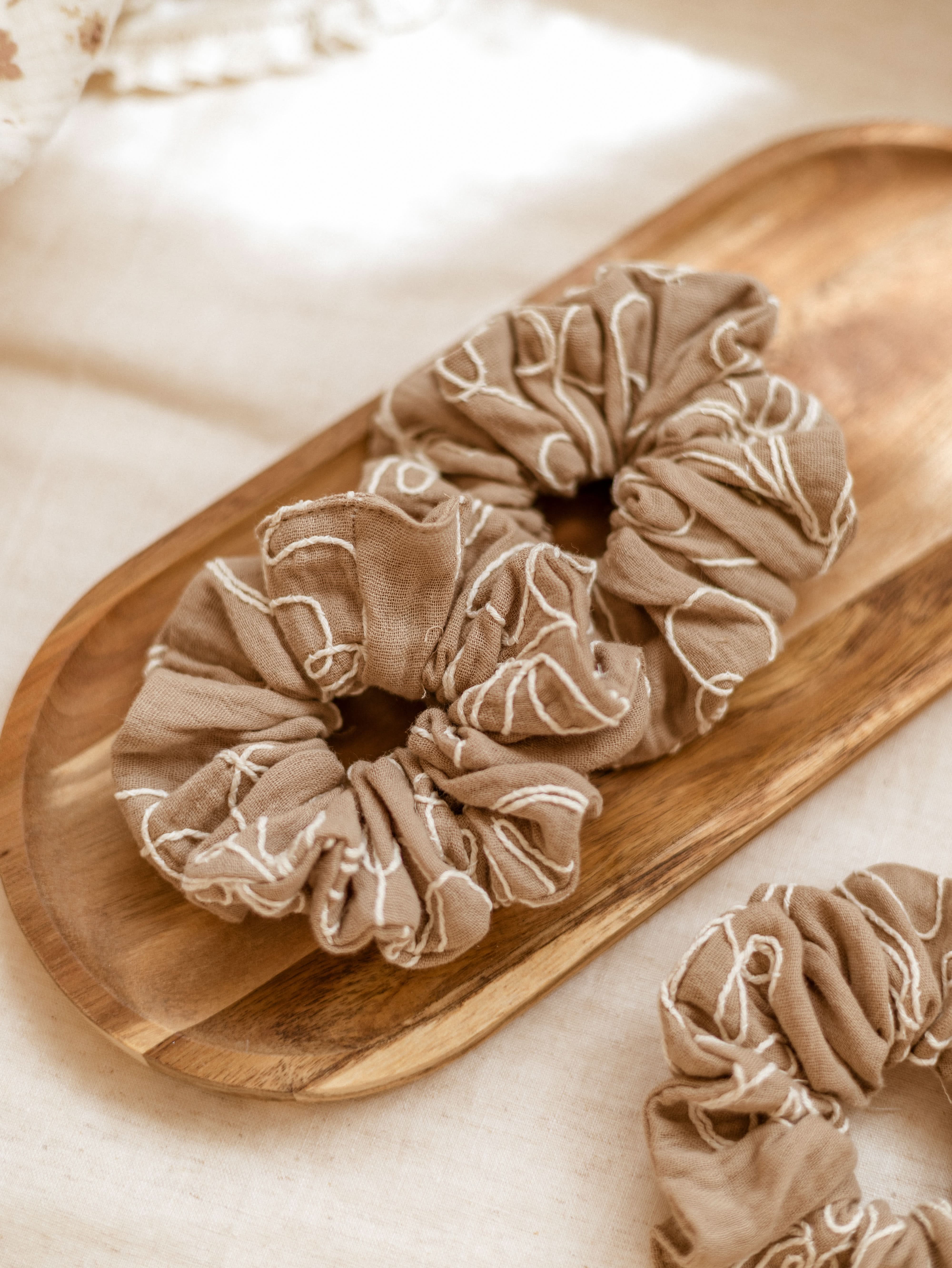 Wide Scrunchie / Embroidered Muslin - Beige – EvelinaApparel