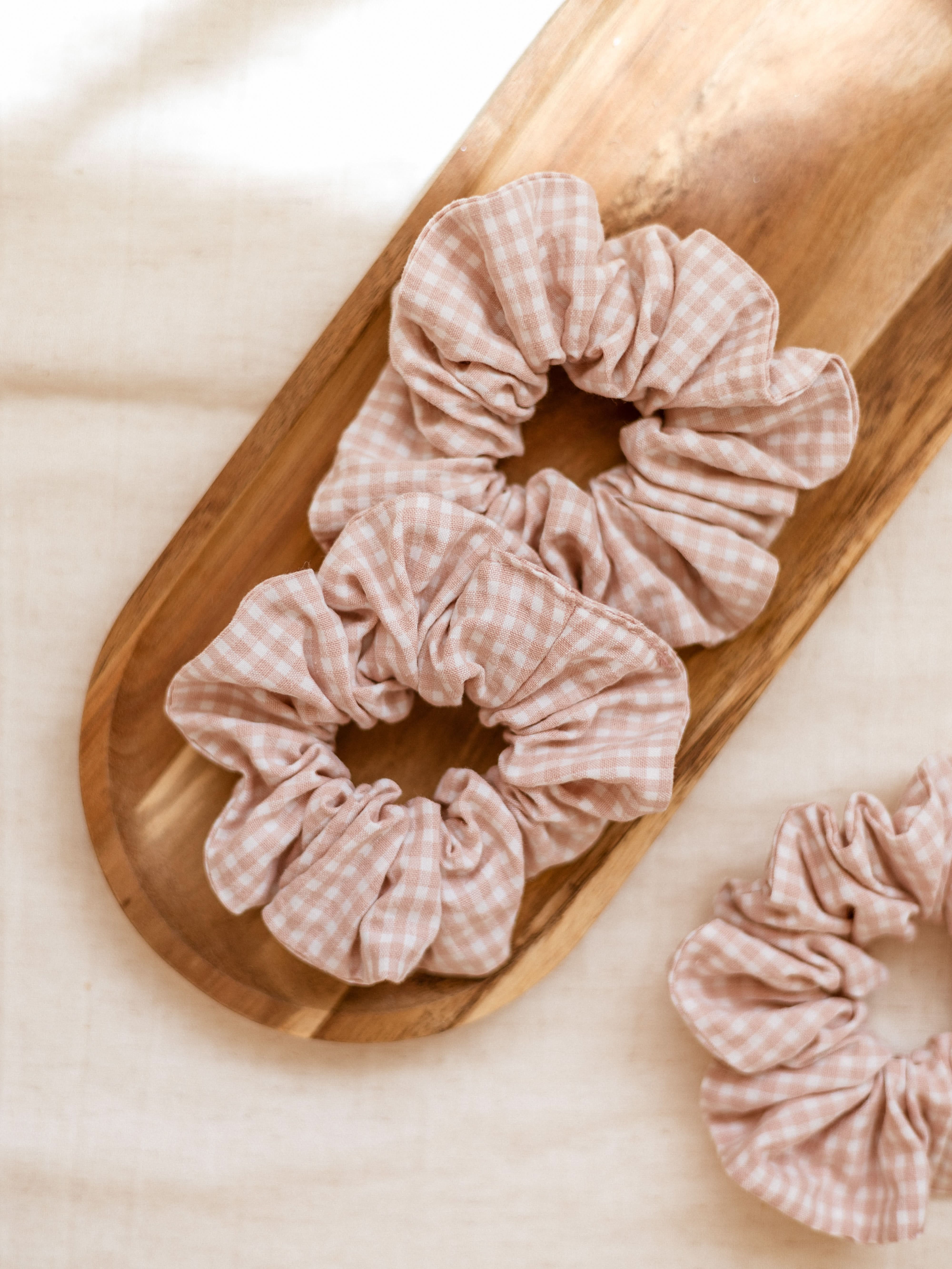 Wide Scrunchie / Tiny Checkers - Blush – EvelinaApparel