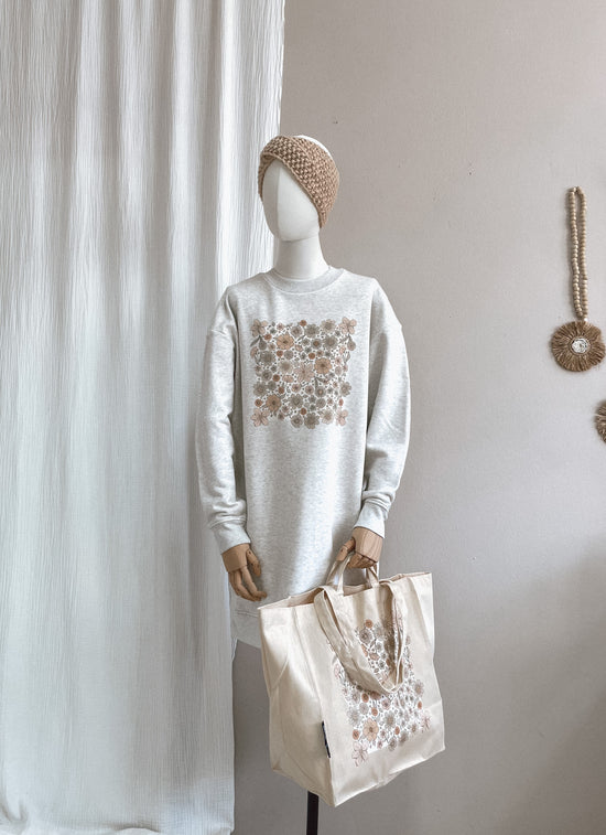 Oversized sweatshirt dress / Ecru Bold floral / creamy grey