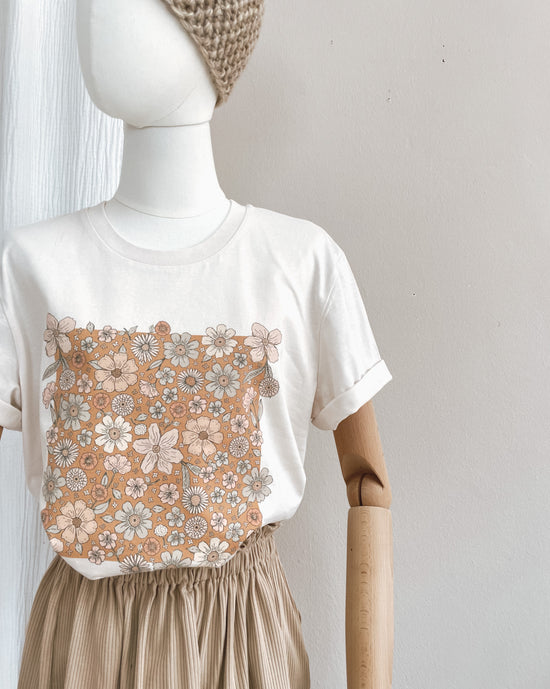 T-shirt / Bold floral caramel / vintage white