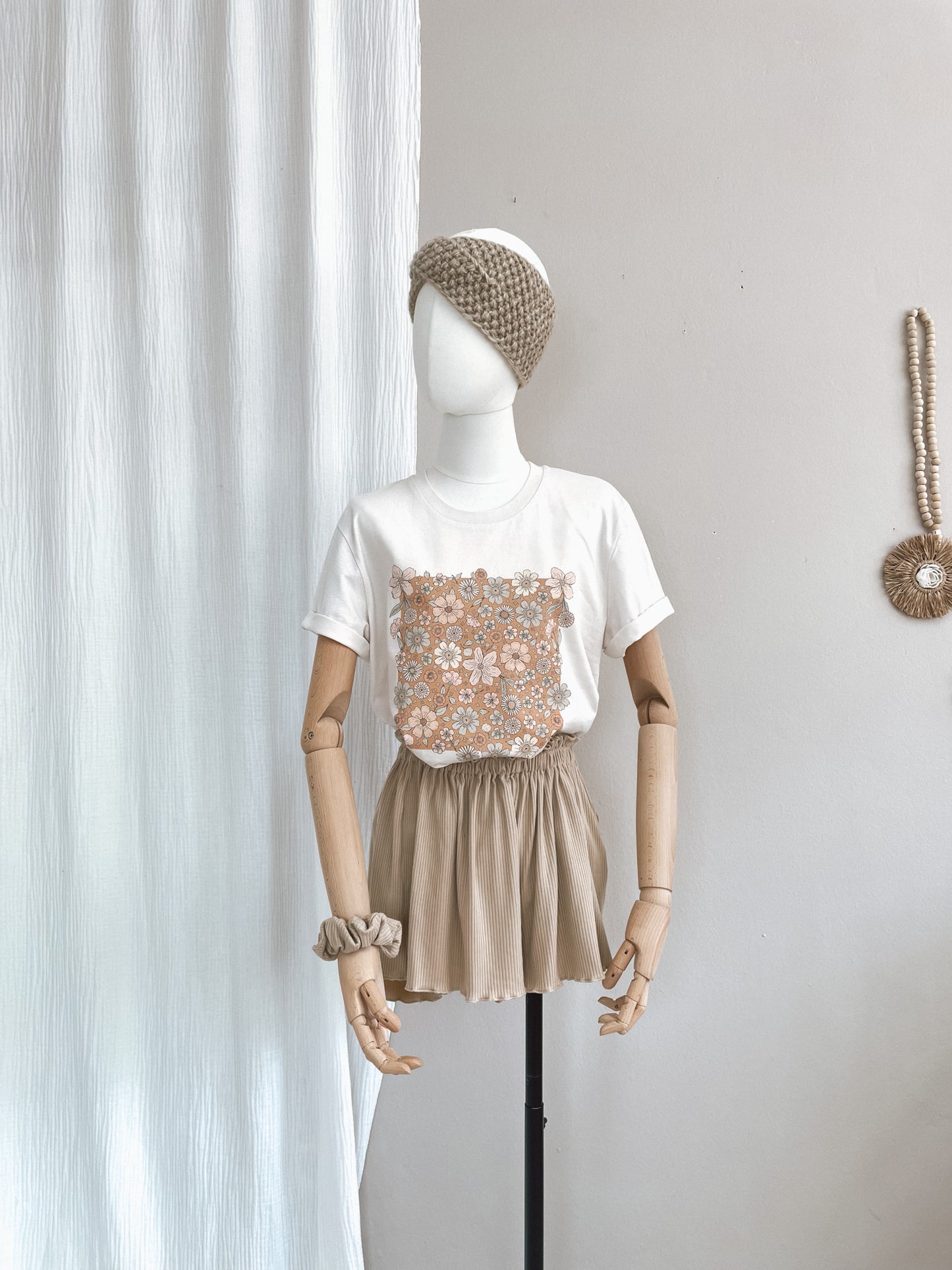 T-shirt / Bold floral caramel / vintage white