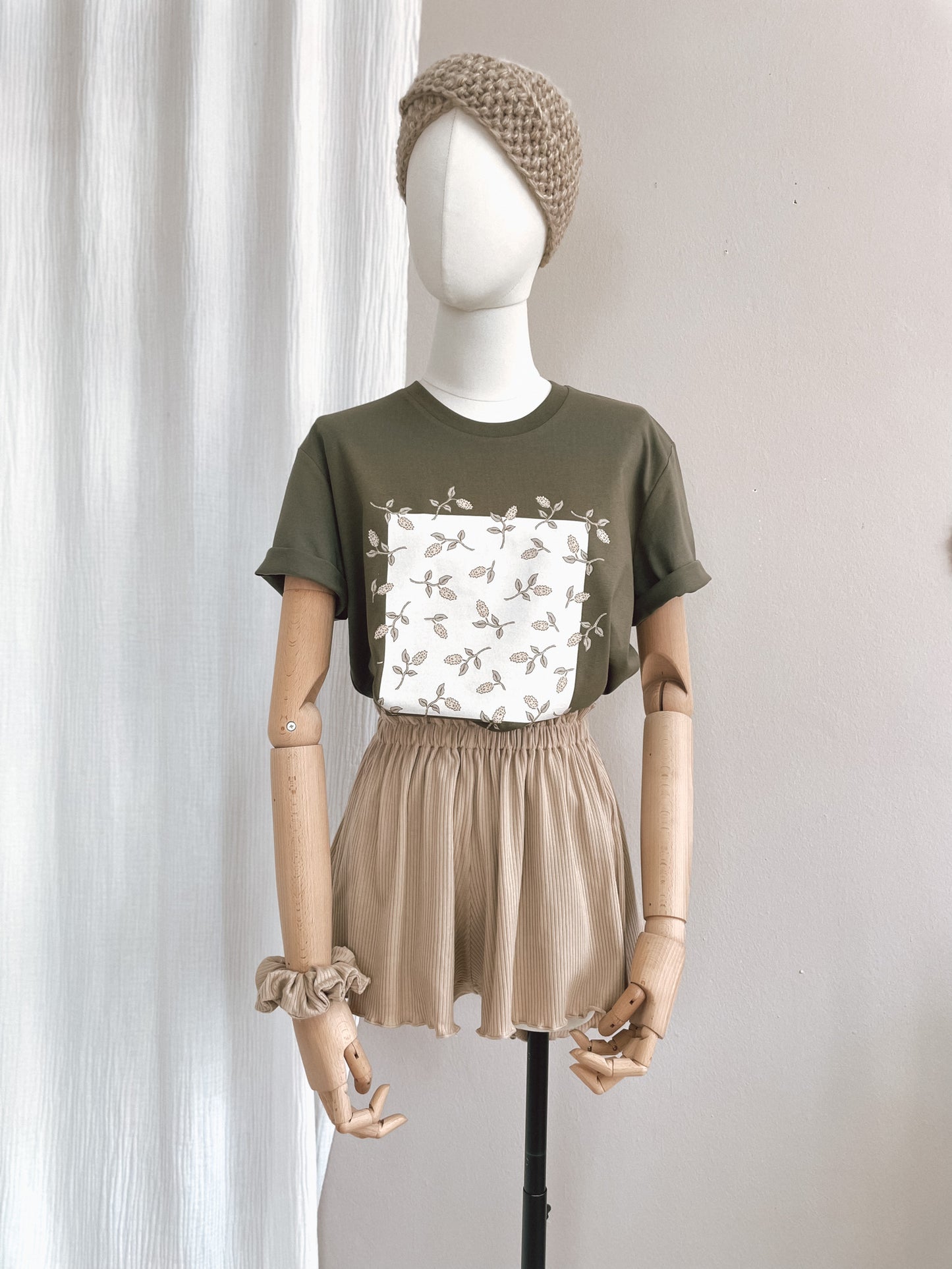 T-shirt / Simple floral / rosemary