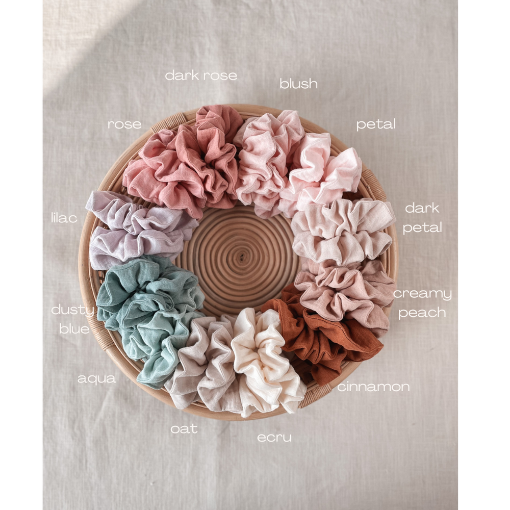 
                      
                        Scrunchie / cotton muslin
                      
                    