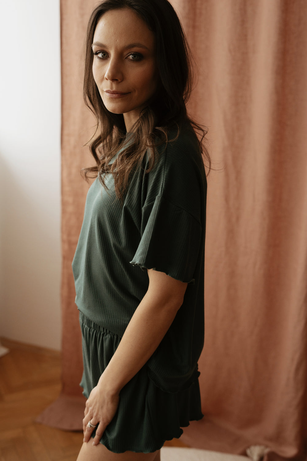 Modal ruffle ribbed t-shirt / deep green