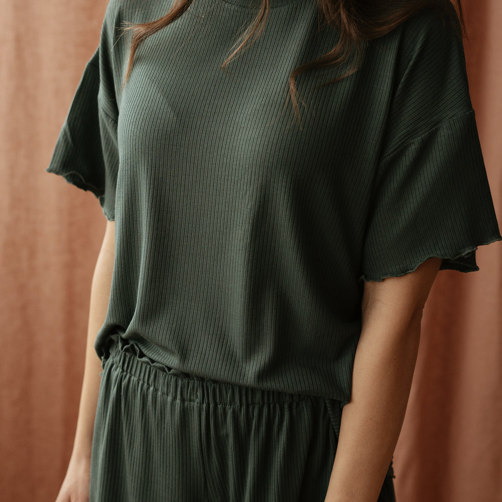 
                      
                        Modal ruffle ribbed t-shirt / deep green
                      
                    