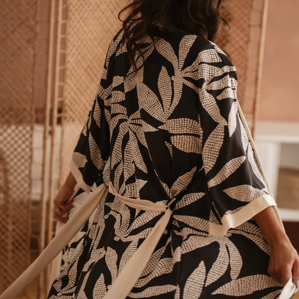 
                      
                        Viscose robe / Palms - Midnight
                      
                    