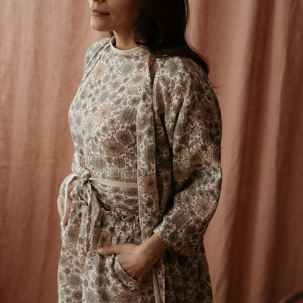 
                      
                        Muslin robe  / bold floral ecru
                      
                    