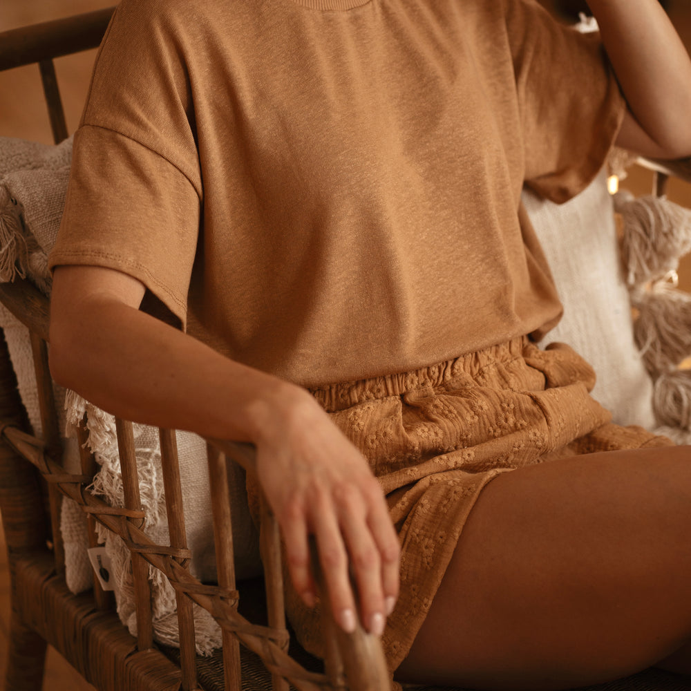 
                      
                        Linen t-shirt / Tan
                      
                    