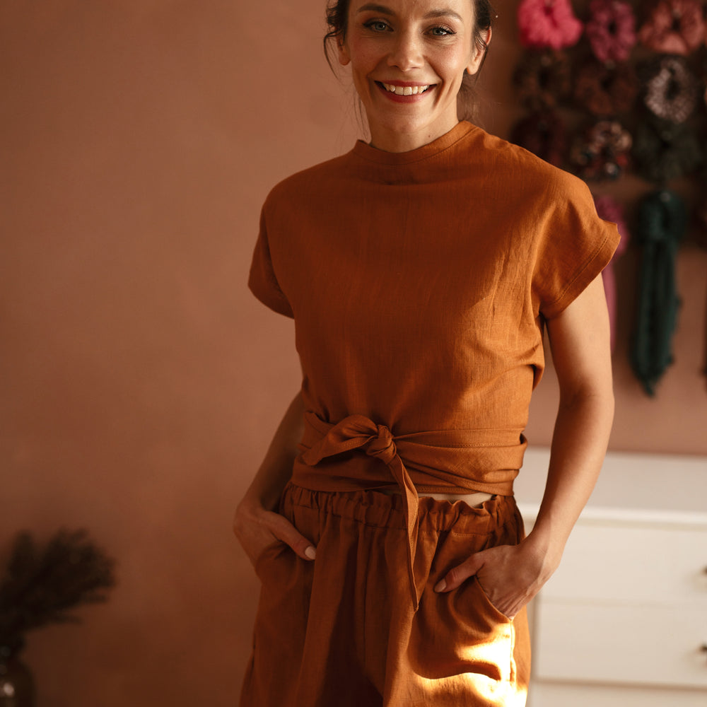 
                      
                        Mae wrap top / lan - burnt orange
                      
                    