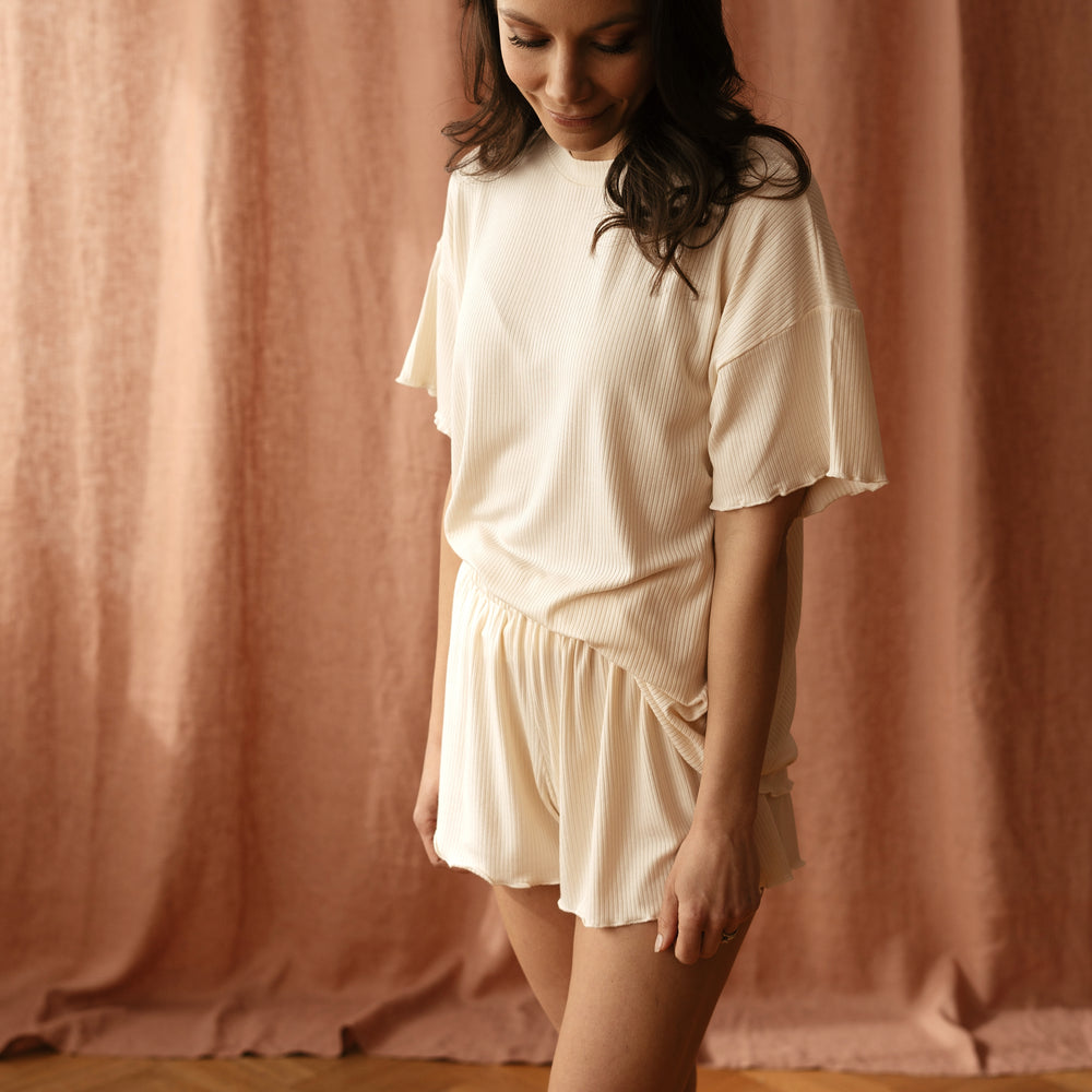 Modal ruffle ribbed t-shirt / creamy vanilla