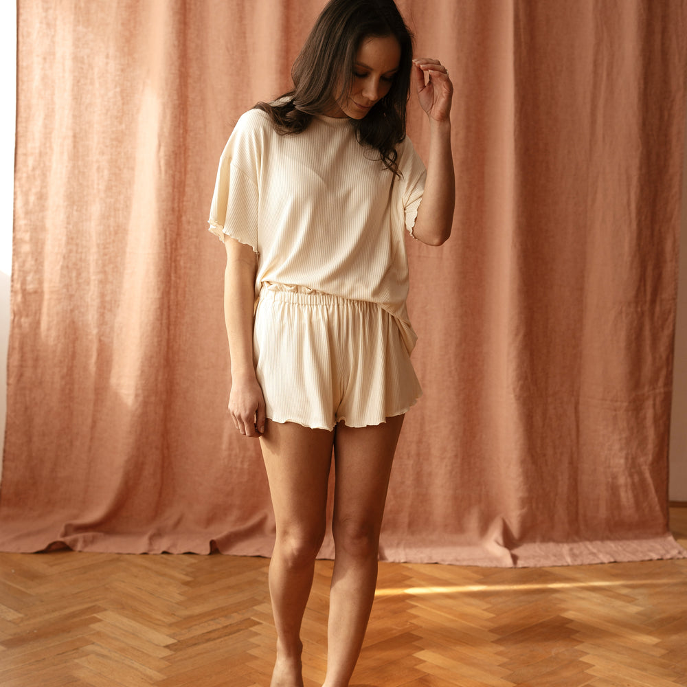 
                      
                        Modal ruffle ribbed t-shirt / creamy vanilla
                      
                    