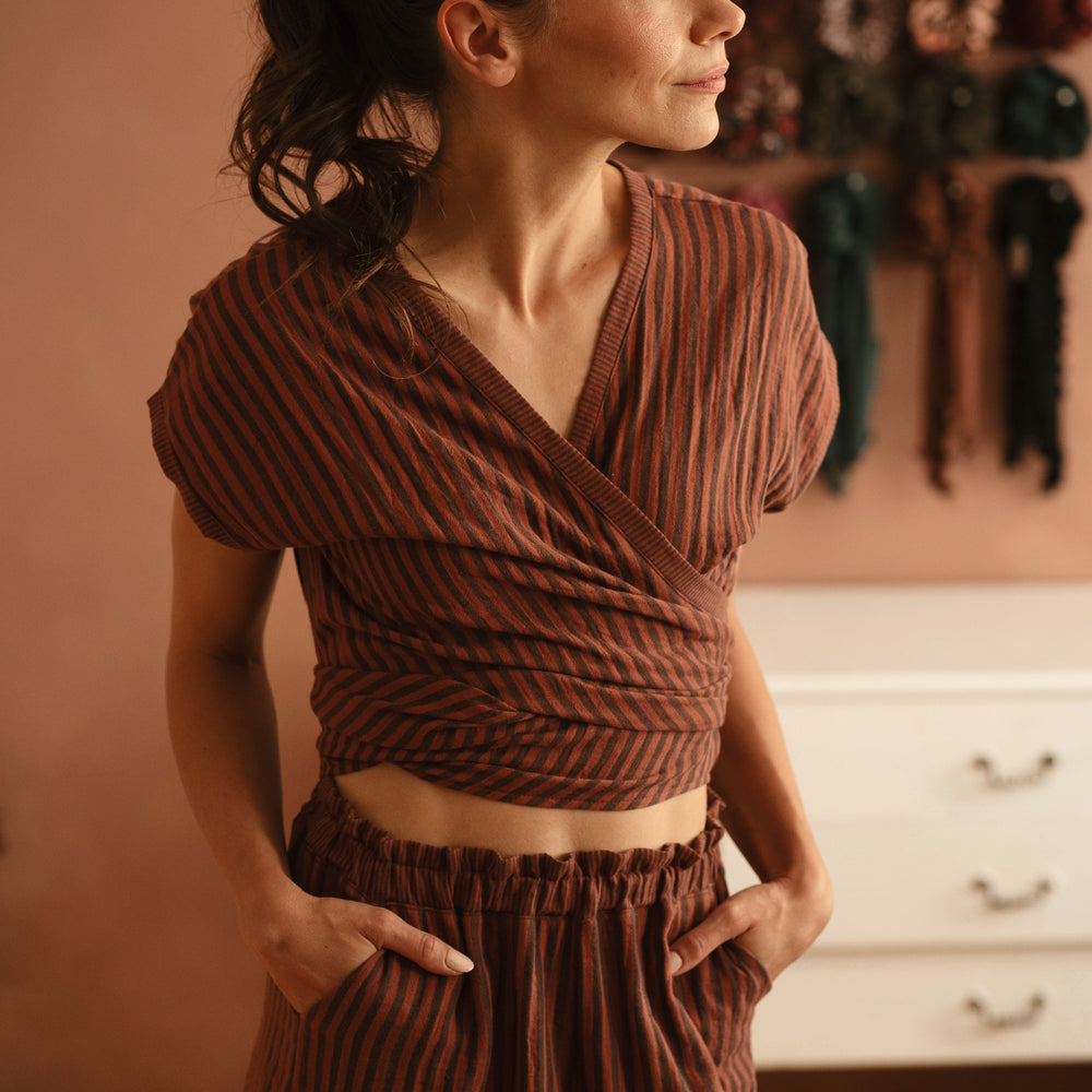 
                      
                        Mae wrap top / stripes - chocolate
                      
                    