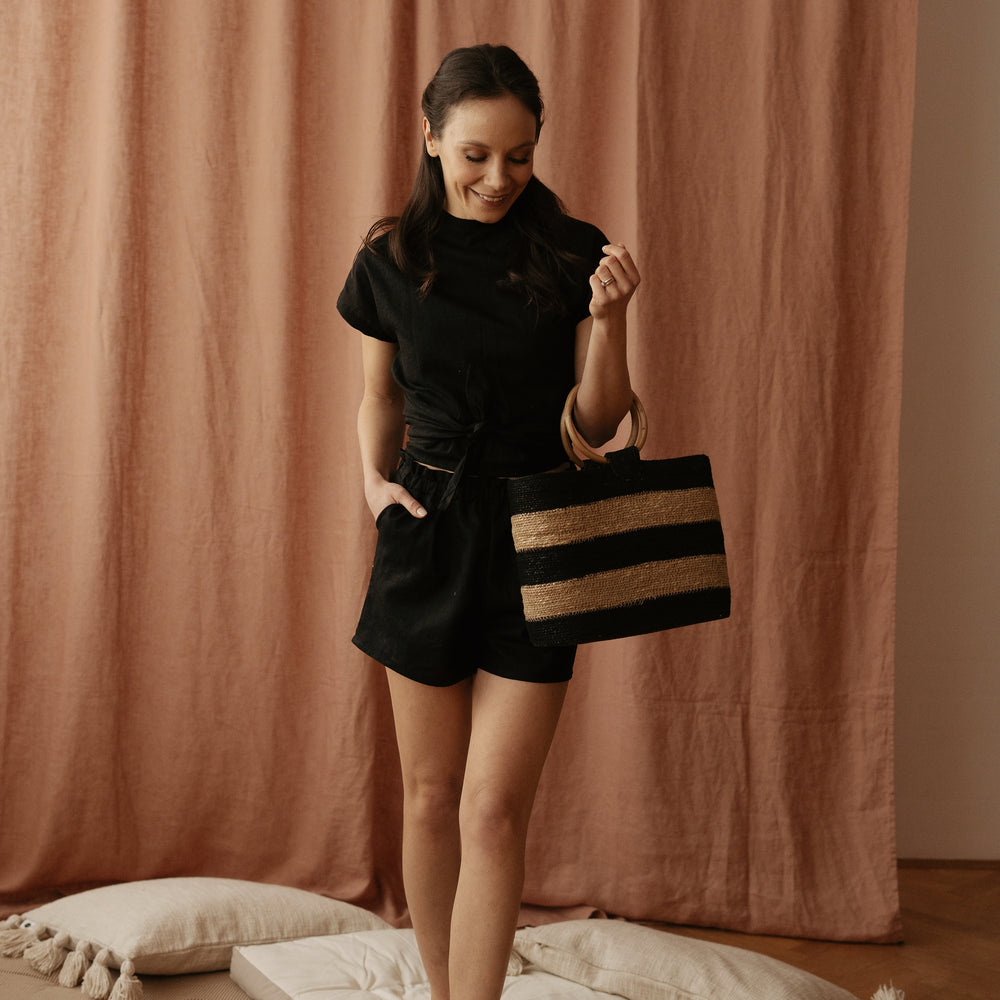 
                      
                        Poppy shorts / linen - black
                      
                    