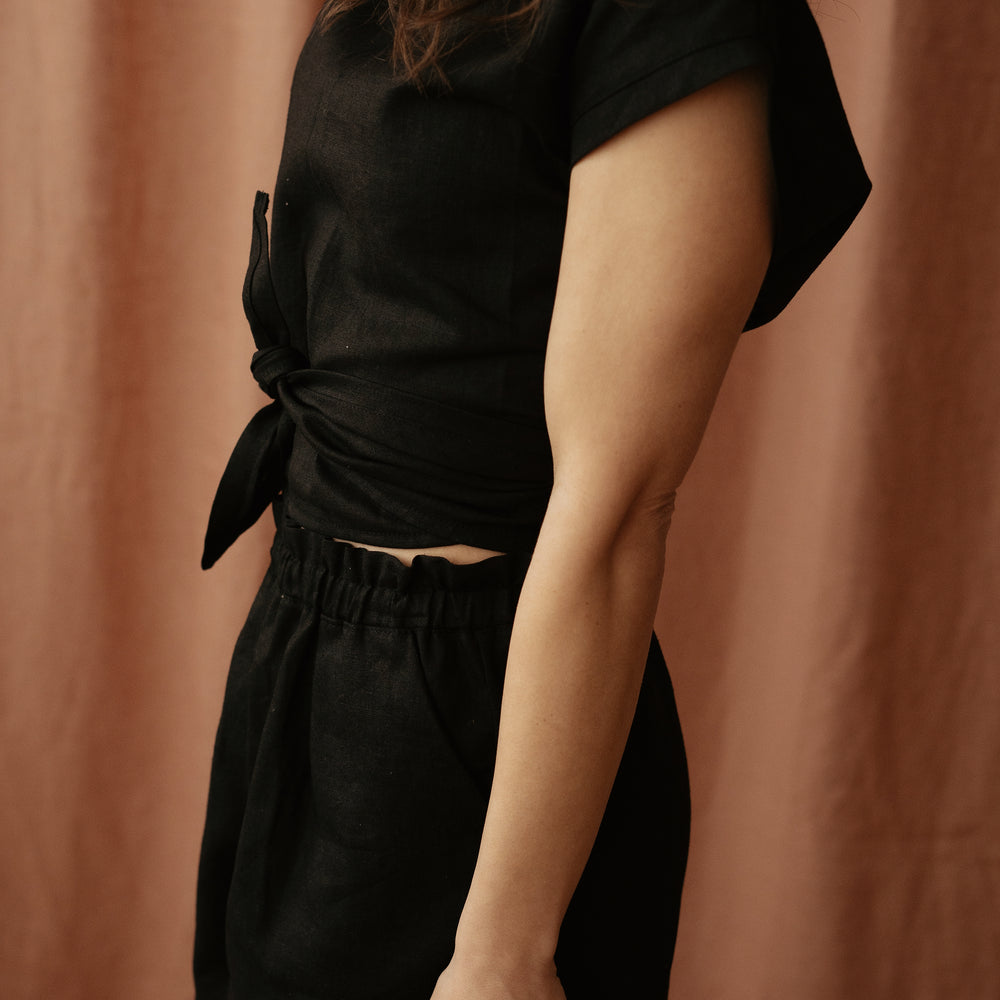 
                      
                        Poppy shorts / linen - black
                      
                    