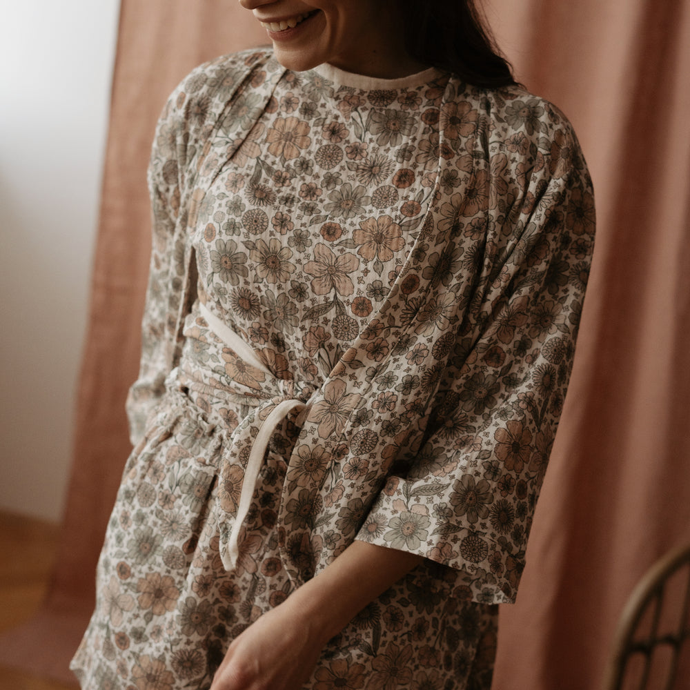 
                      
                        Kratke hlače z volančki iz muslina / bold floral ecru
                      
                    