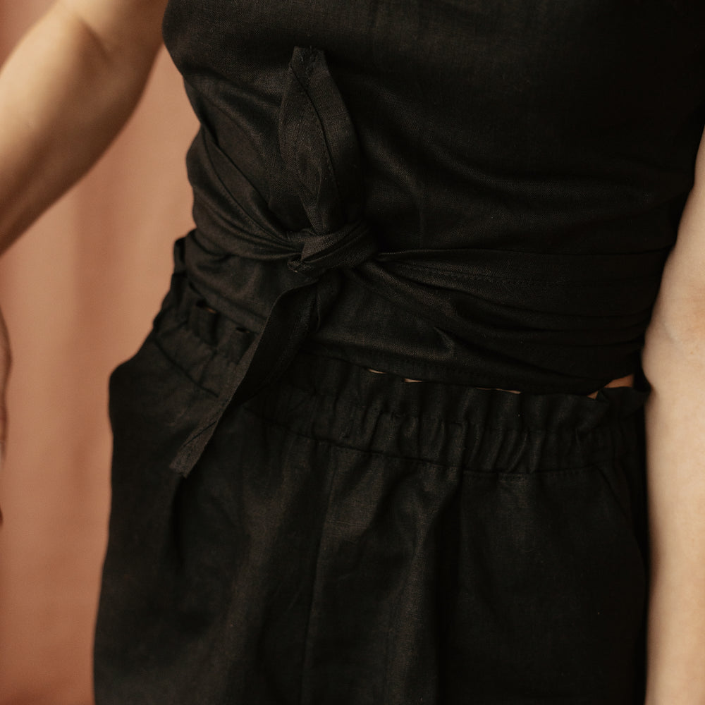 
                      
                        Poppy shorts / linen - black
                      
                    