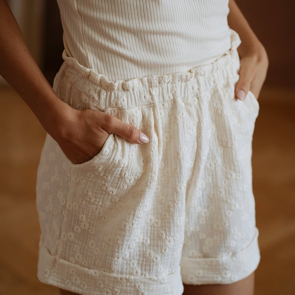 
                      
                        Poppy shorts / embroidered muslin - ecru
                      
                    