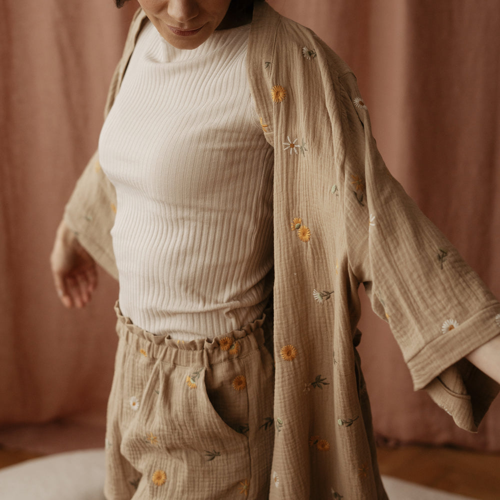 
                      
                        Embroidered Muslin robe  / spring floral beige
                      
                    