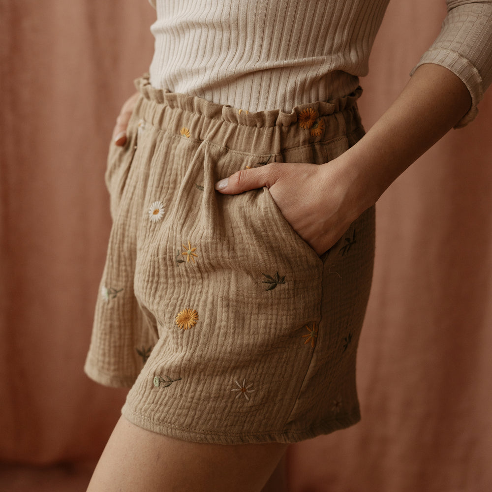 
                      
                        Embroidered Muslin ruffle shorts / spring floral - beige
                      
                    