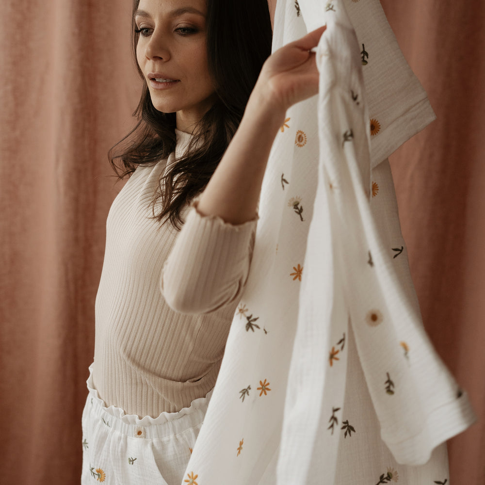 
                      
                        Embroidered Muslin robe  / spring floral ivory
                      
                    