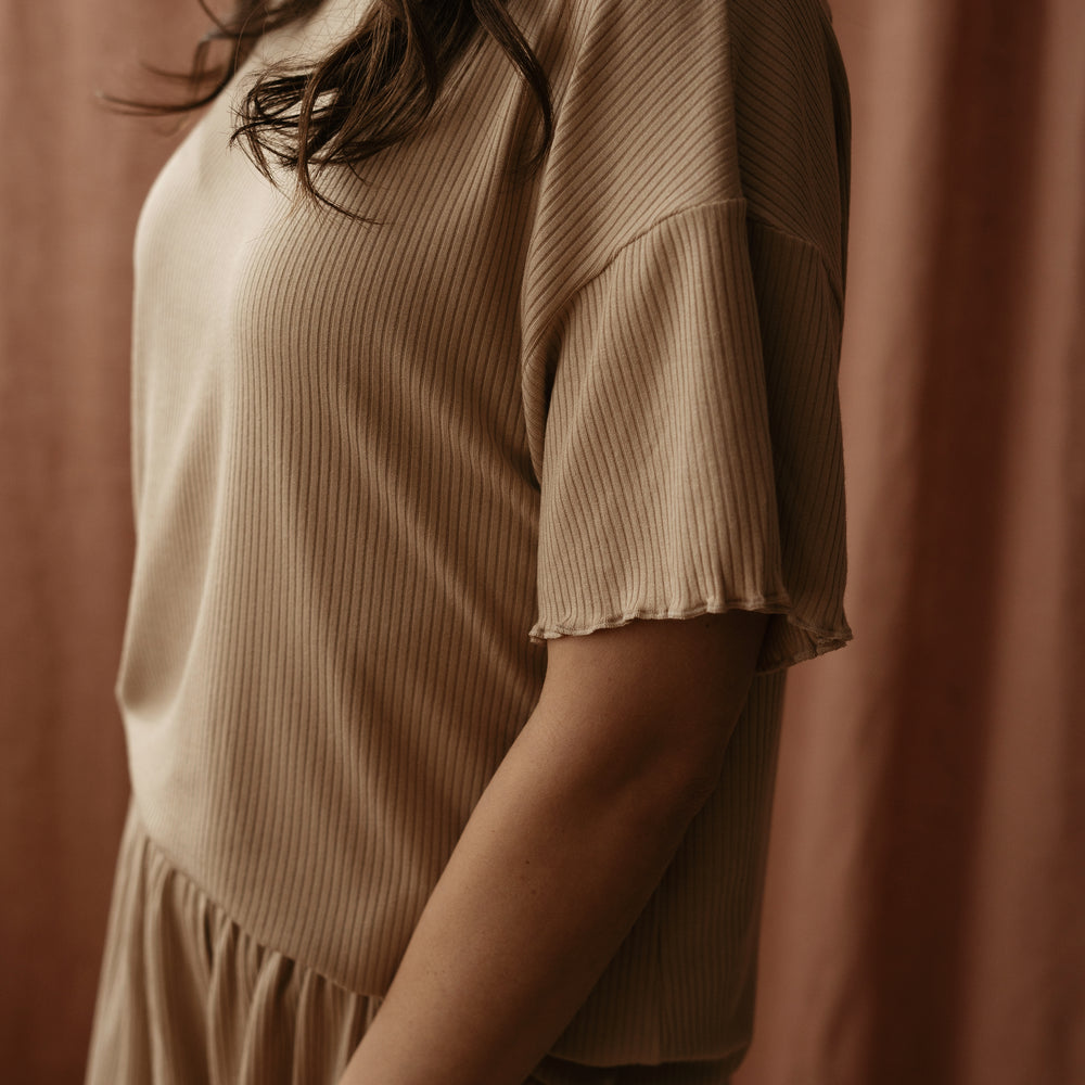 
                      
                        Modal ruffle ribbed t-shirt / sand
                      
                    