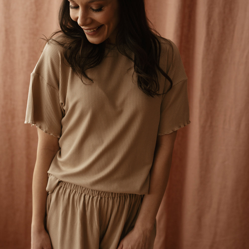 
                      
                        Modal ruffle ribbed t-shirt / sand
                      
                    