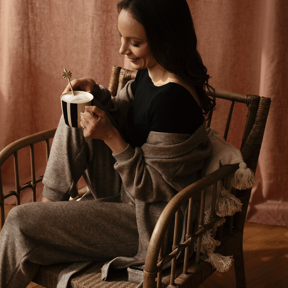 
                      
                        Hlače za prosti čas / dark mocha knit
                      
                    