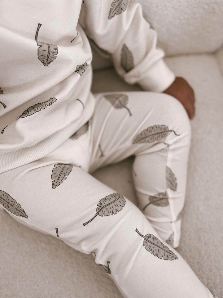 
                      
                        Baby leggings / leaves
                      
                    