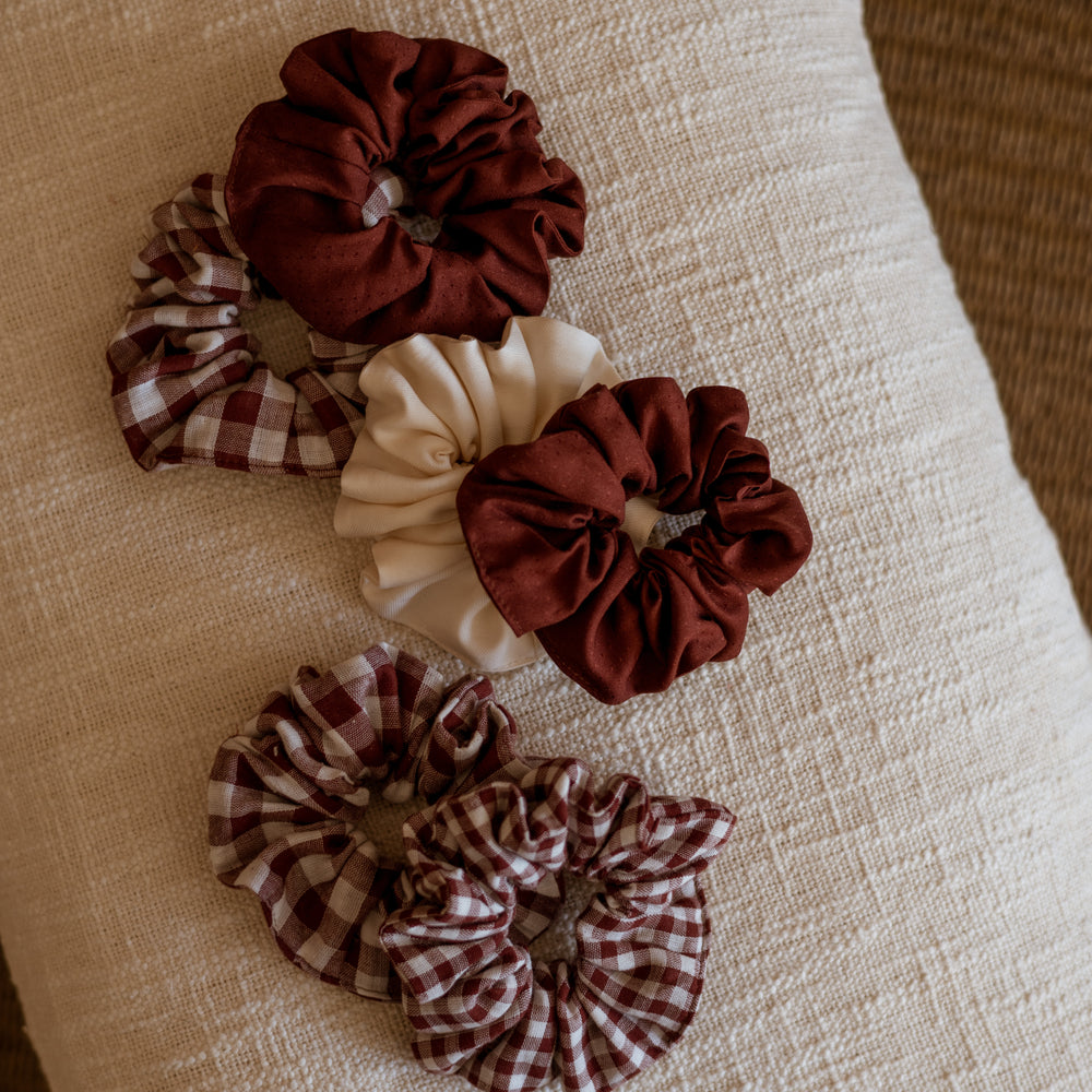 
                      
                        Wide Scrunchie/ burgundy tiny dots
                      
                    