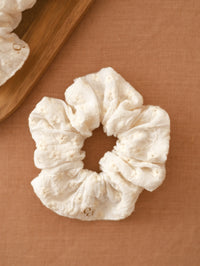 Scrunchie / Embroidered petals - Ecru