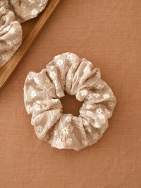 Scrunchie / Embroidered petals - Beige