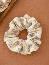 Scrunchie / Rustic blue blooms