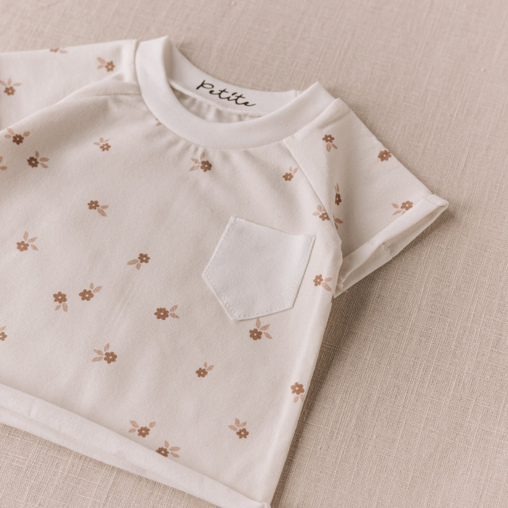 T-shirt / tiny flowers