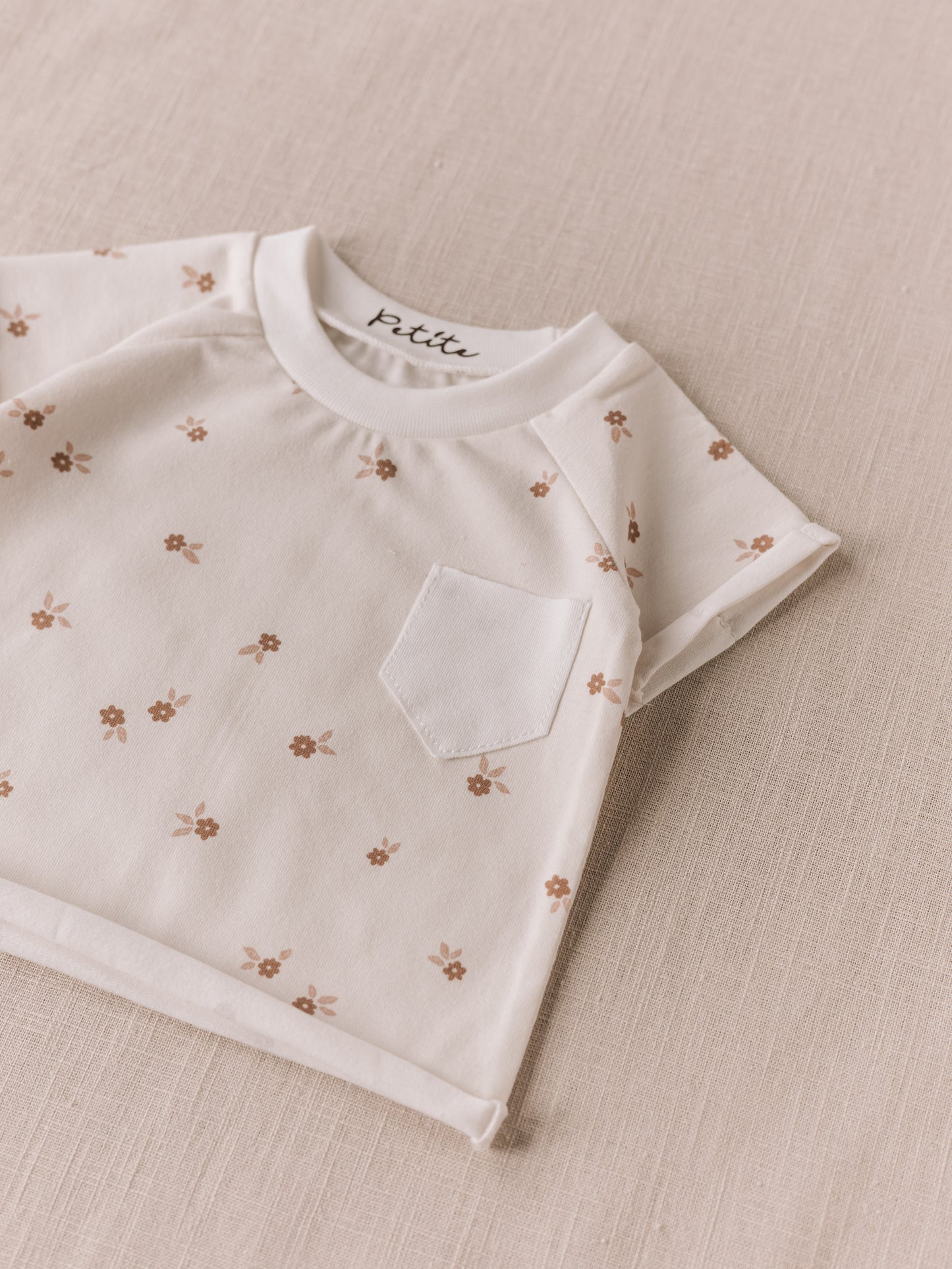 T-shirt / tiny flowers