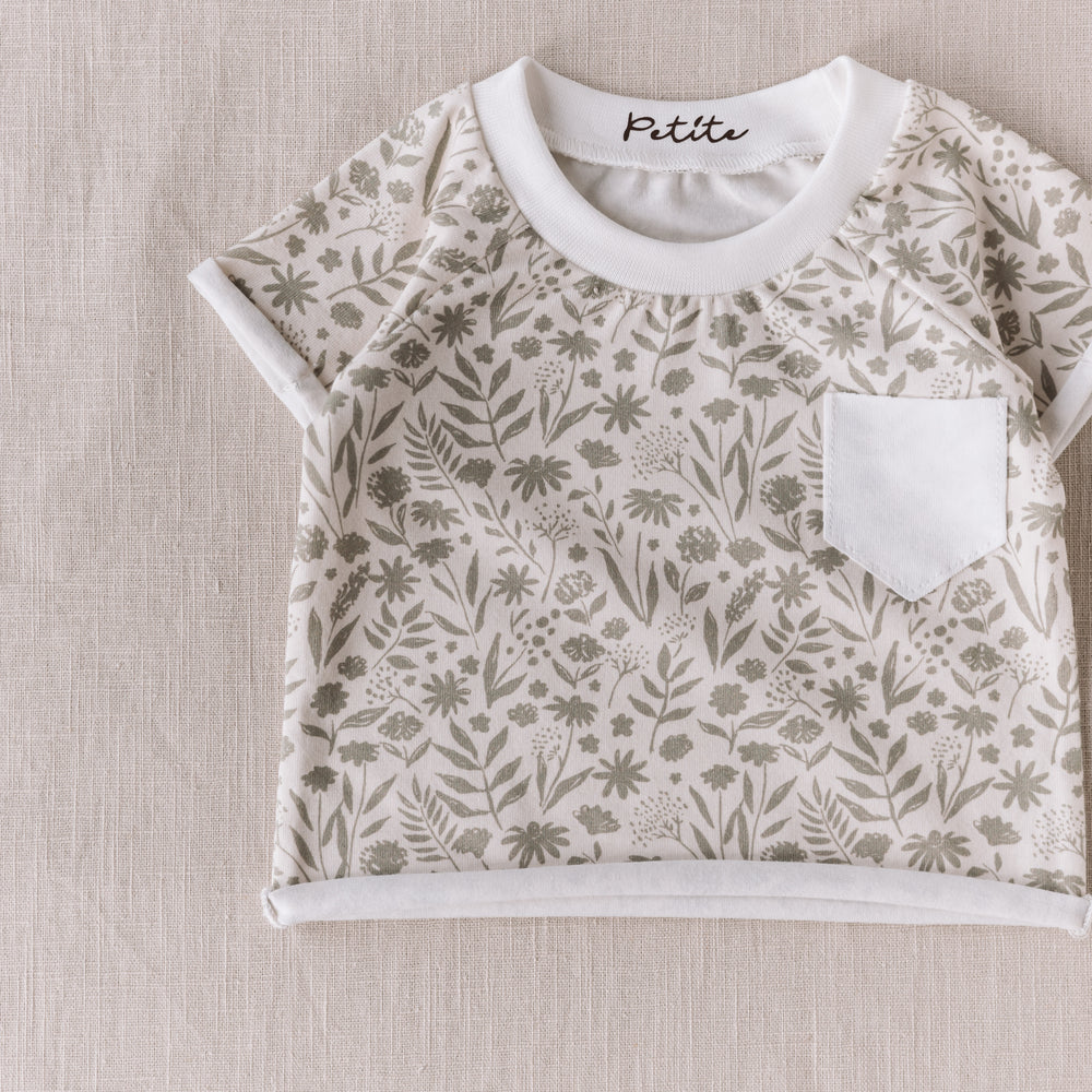 
                      
                        T-shirt / wildflower olive
                      
                    