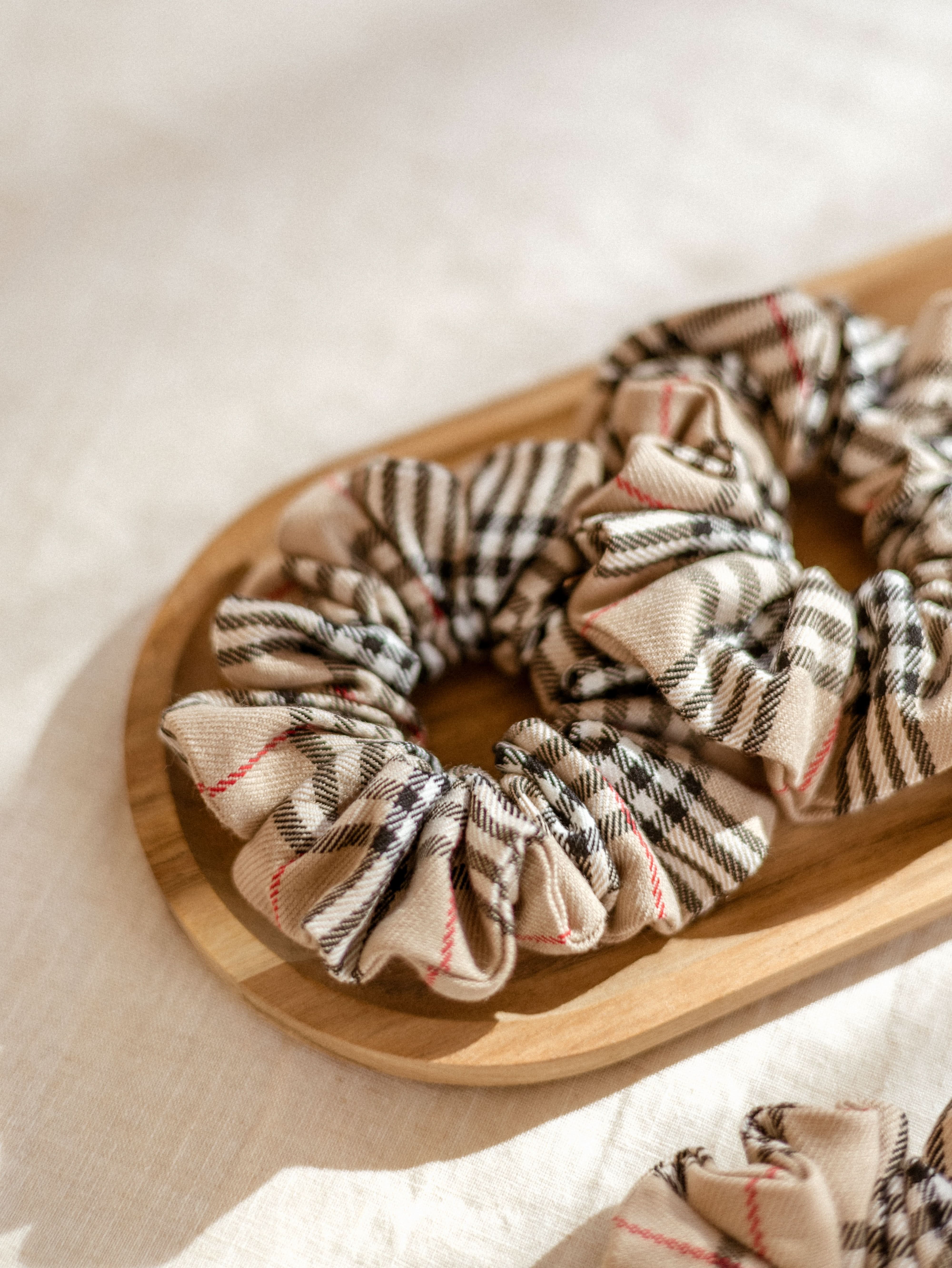 Wide Scrunchie / Checkers Beige + Taupe – EvelinaApparel