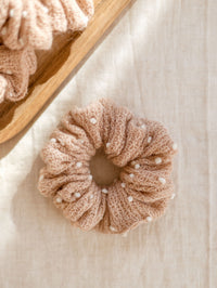 Wide Scrunchie / Snowflake knit - Powder