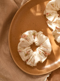 Scrunchie / Romantic Blush Petals