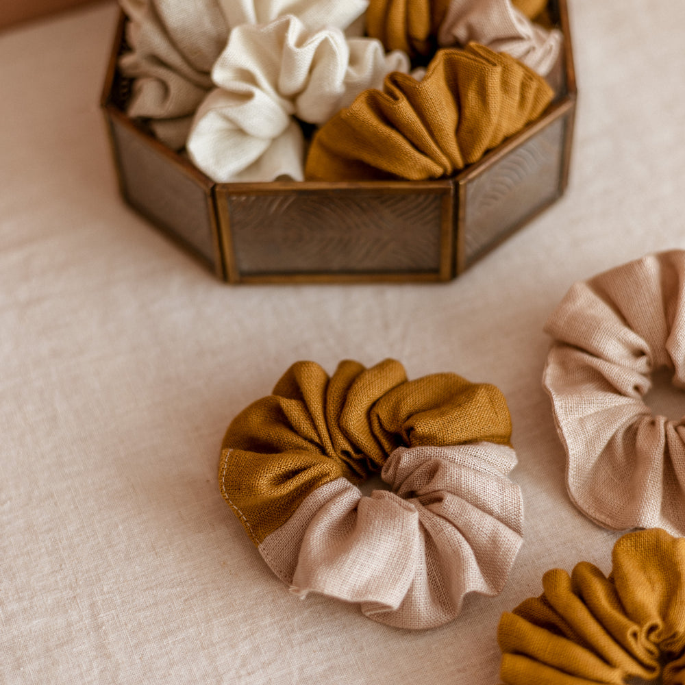 
                      
                        Wide Linen Scrunchie/ Caramel - Powder
                      
                    