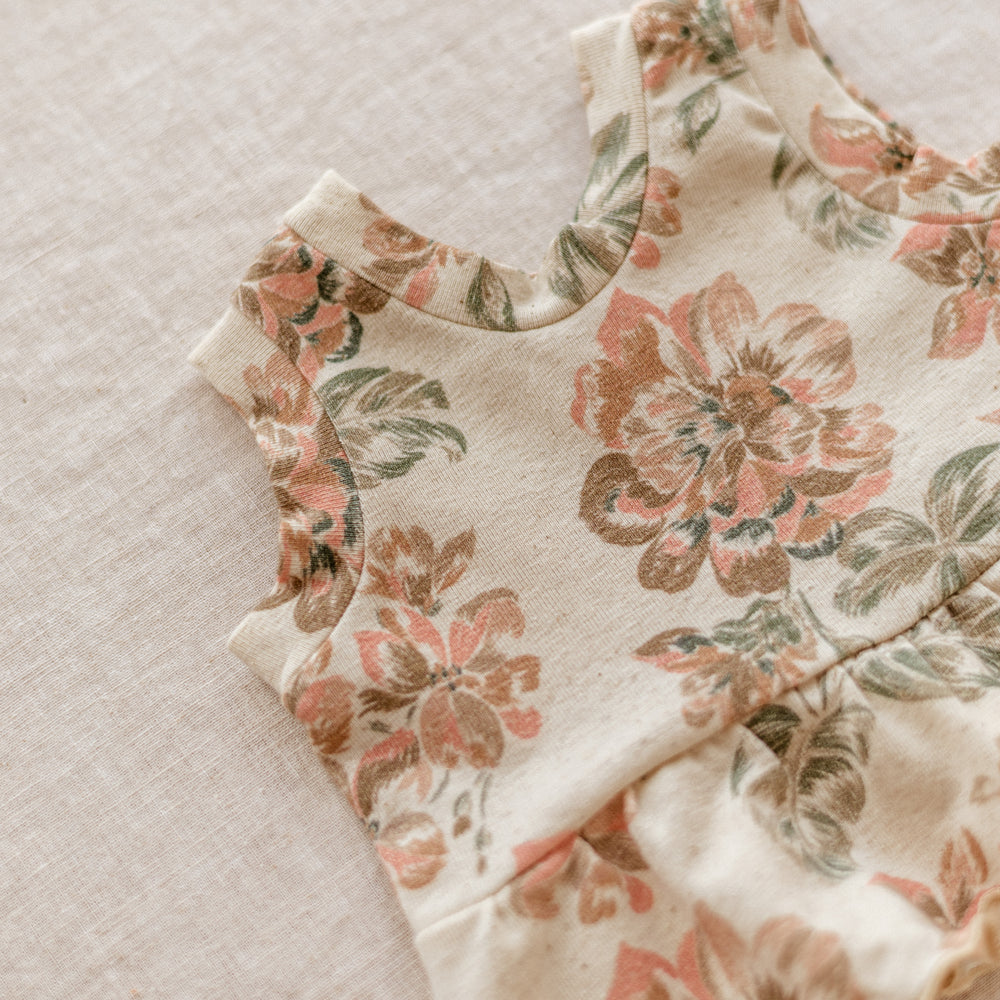 
                      
                        Ruffle top / Linen Floral Rose
                      
                    