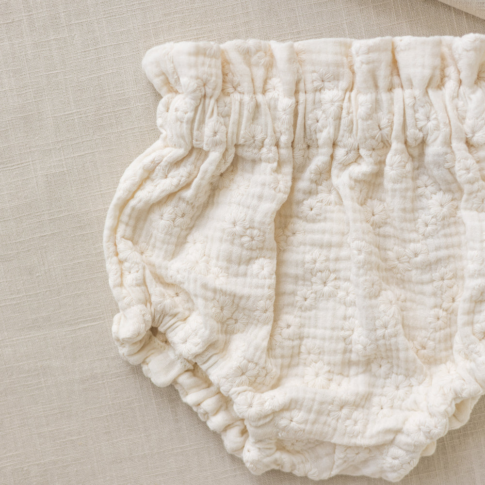 
                      
                        Baby bloomers / embroidered flowers ecru
                      
                    