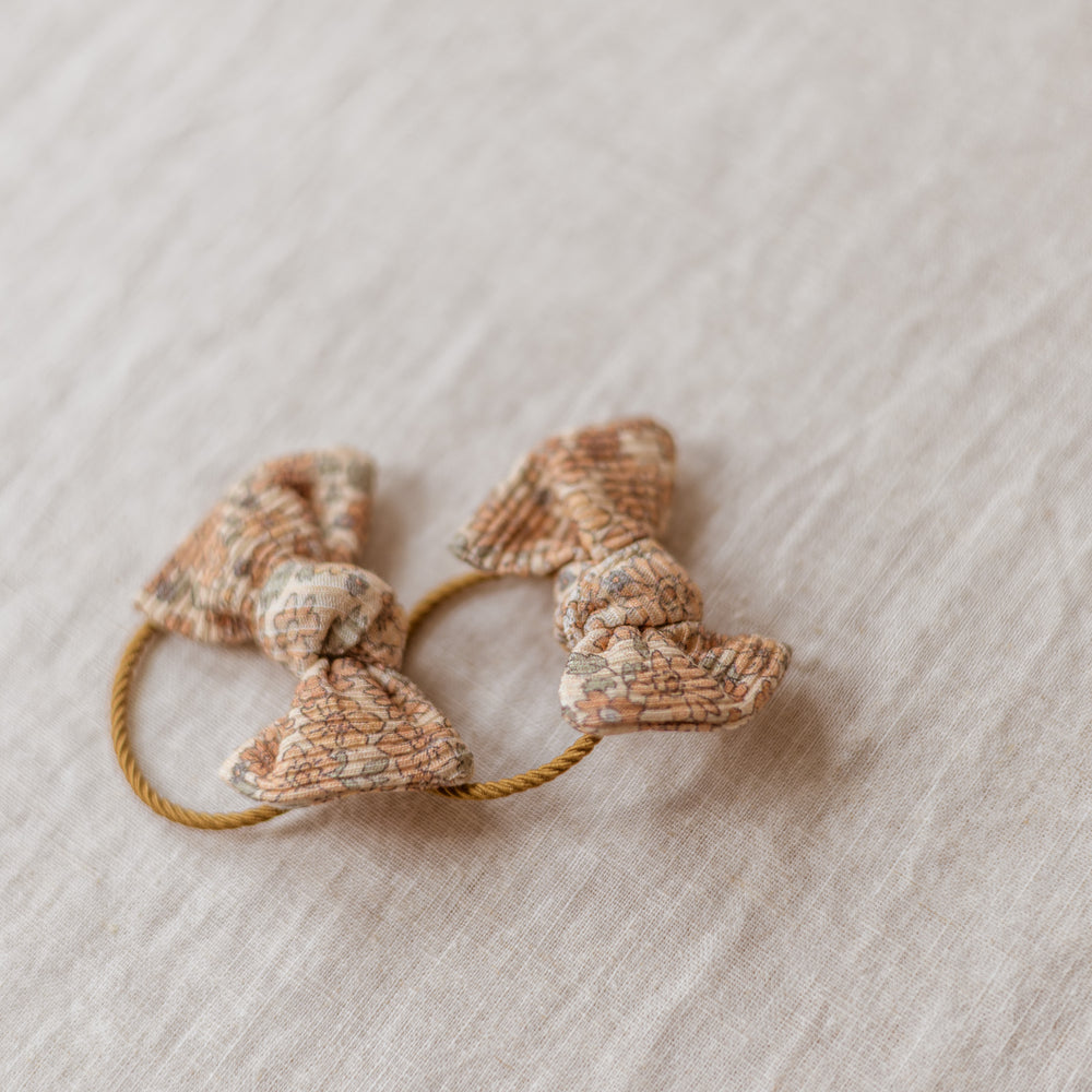 
                      
                        Set pentljic za lase / Tiny Floral - Powder
                      
                    