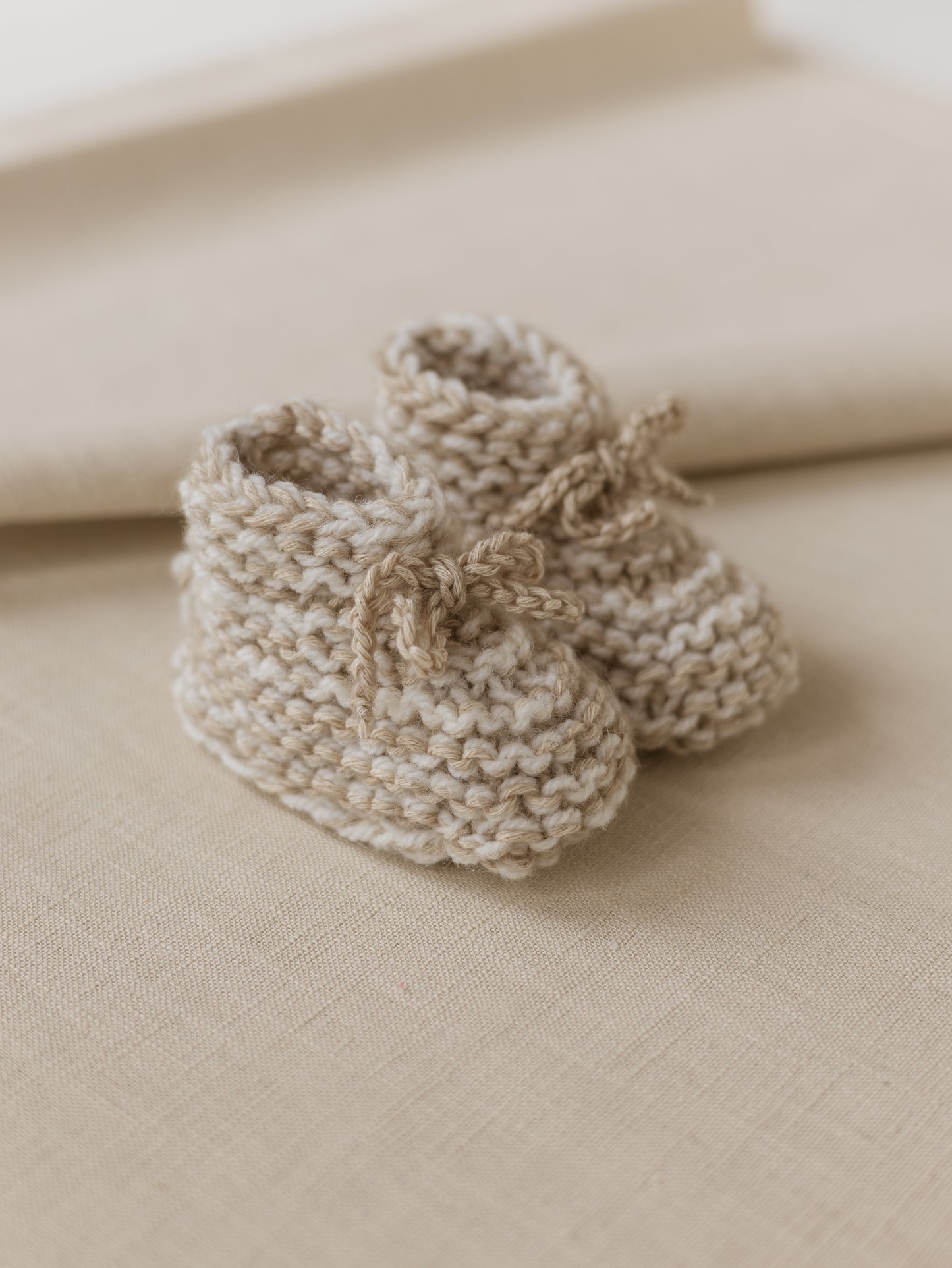 Baby booties / Melange sand