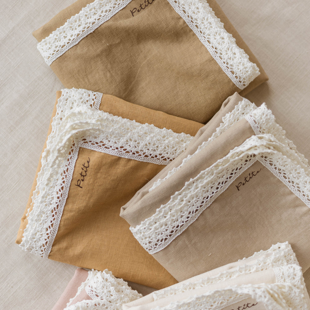 
                      
                        Linen swaddle / Lace
                      
                    