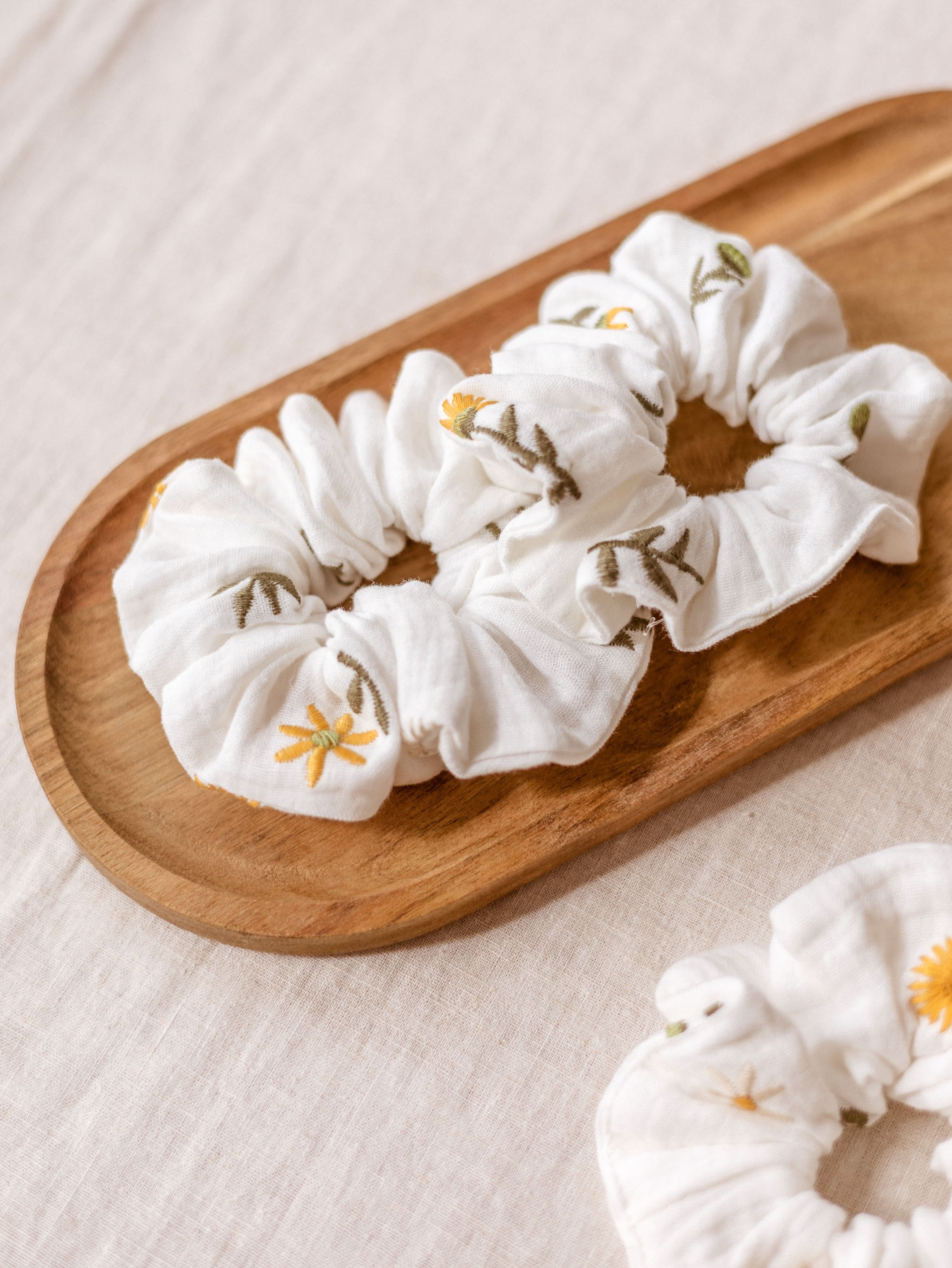 Wide Scrunchie / Spring Floral Embroidered Ivory – EvelinaApparel