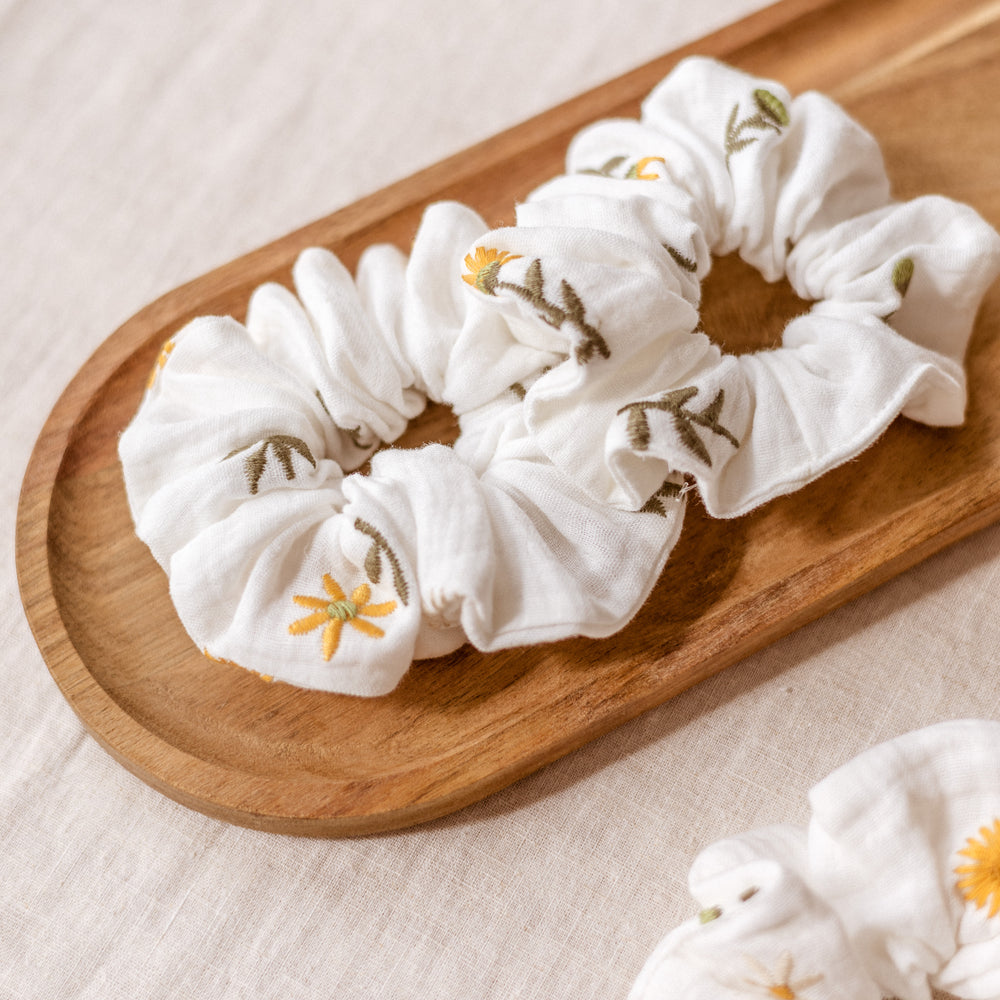 
                      
                        Wide Scrunchie / Spring Floral Embroidered Ivory
                      
                    