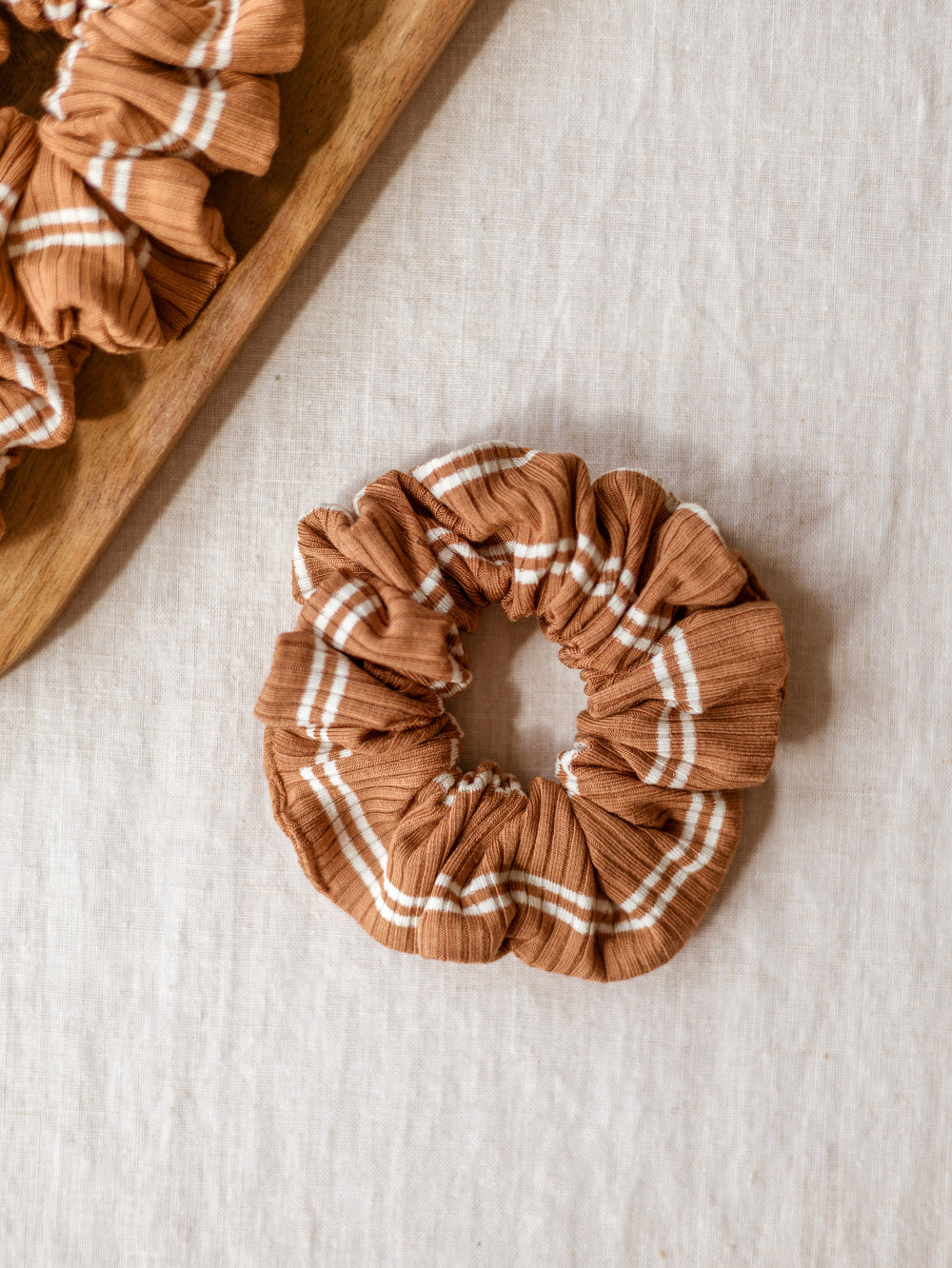 Širok scrunchie / rebrast Modal - Toffee & Cream Stripes