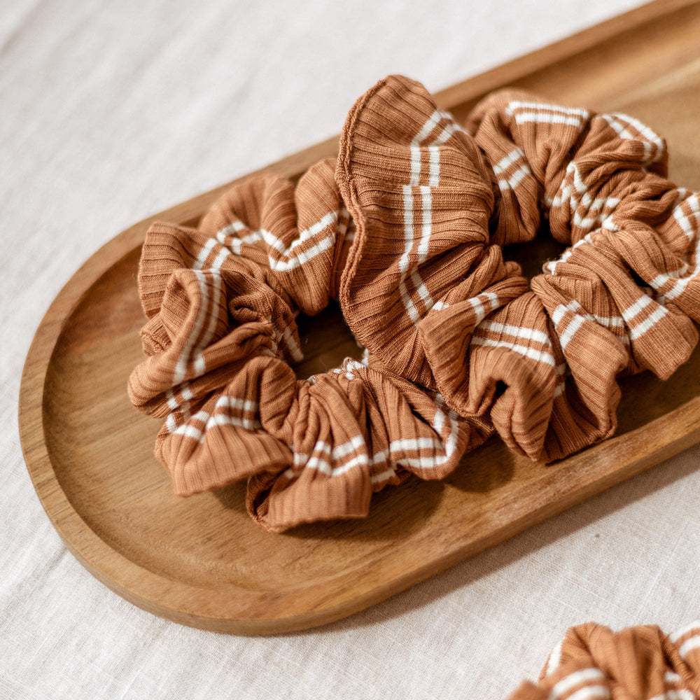 
                      
                        Širok scrunchie / rebrast Modal - Toffee & Cream Stripes
                      
                    