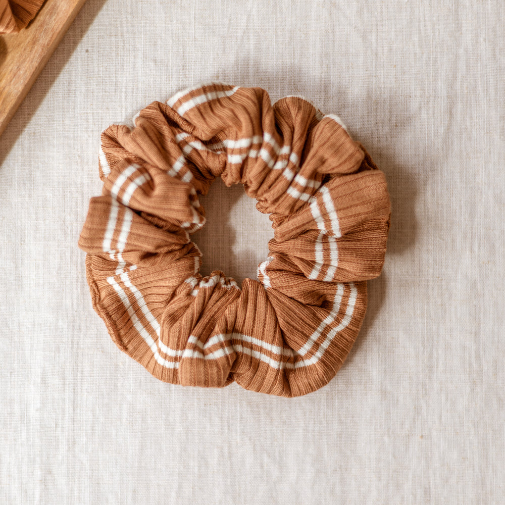 
                      
                        Širok scrunchie / rebrast Modal - Toffee & Cream Stripes
                      
                    