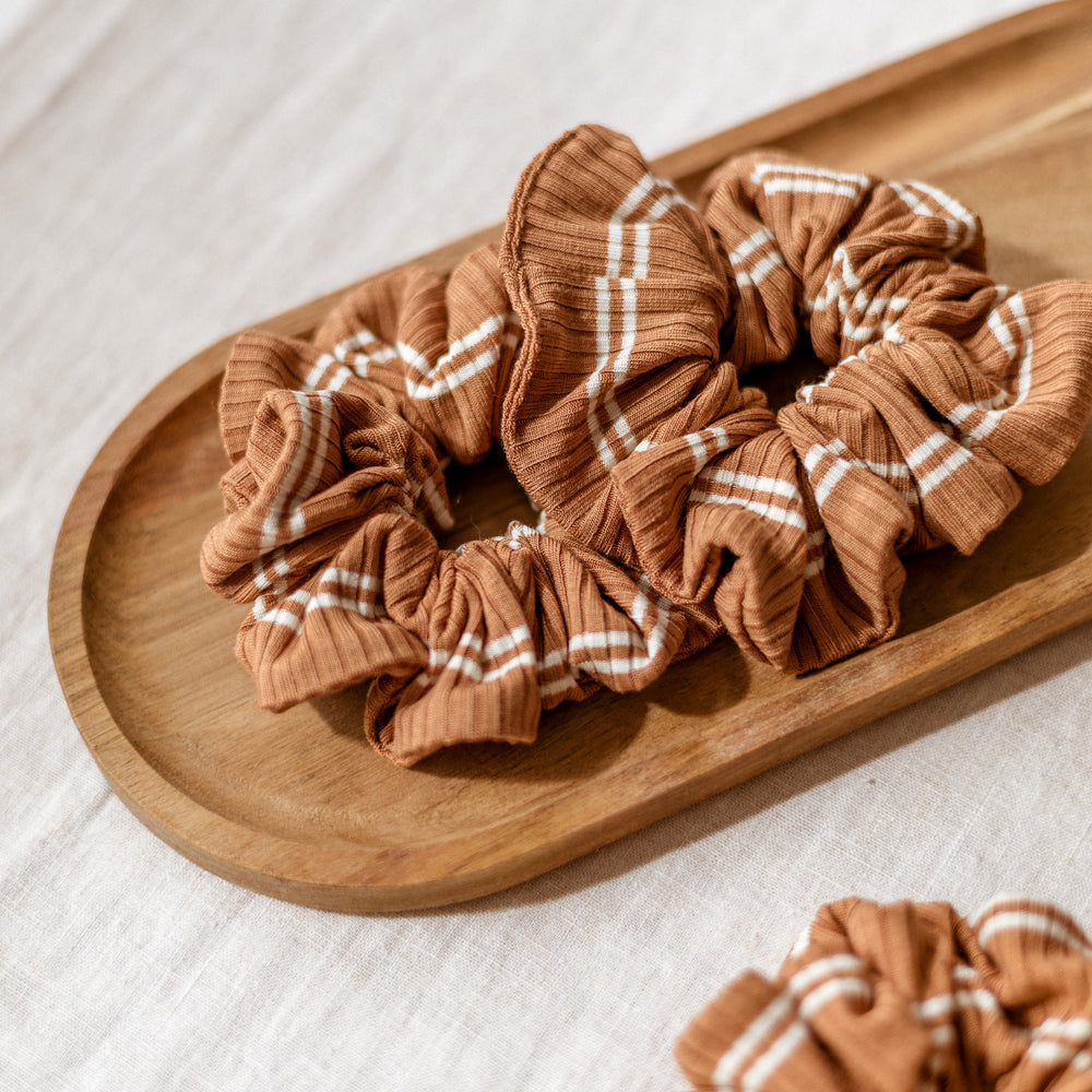 
                      
                        Širok scrunchie / rebrast Modal - Toffee & Cream Stripes
                      
                    